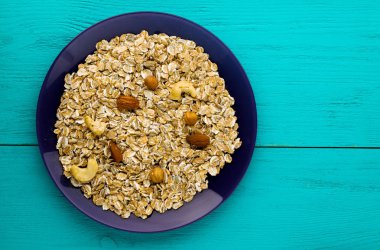  Fındık (fındık, badem, kaju) yulaf ezmesi. Yulaf ezmesi bir woo üzerinde