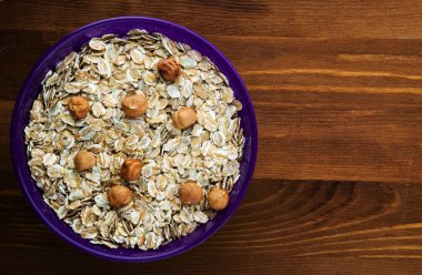    Fındık fındık yulaf ezmesi. Ahşap arka plan üzerinde yulaf ezmesi.