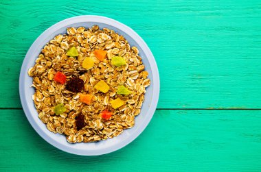  kuru meyve (çilek, üzüm, kivi, şeftali) ile müsli. m