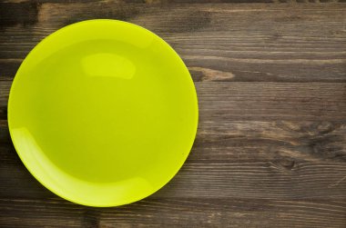  plaka ahşap background.green tabakta. plaka üstten görünüm. kopya