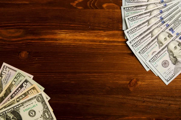 Доллары на деревянном фоне. вид сверху на доллар — стоковое фото