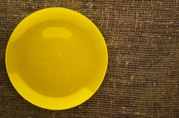 Plate on a wooden background.yellow plate . plate top view. c — Stock Photo, Image