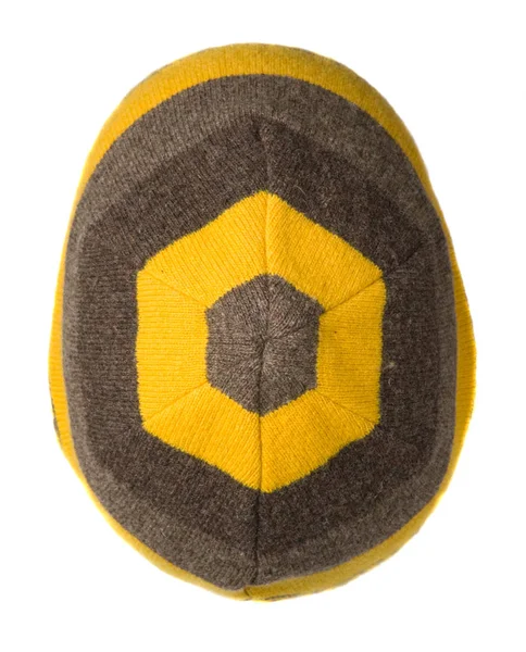 Beyaz arka plan .knitted şapka .yellow üzerinde kahverengi ha izole şapka — Stok fotoğraf