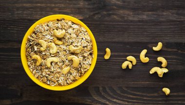 Fındık yulaf ezmesi. Ahşap bir masa üzerinde yulaf ezmesi. Yulaf ezmesi Üstten Görünüm. 