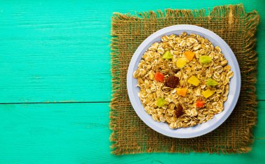  Yulaf ezmesi kuru meyve (çilek, üzüm, kivi, şeftali).