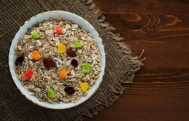  kuru meyve (çilek, üzüm, kivi, şeftali ile müsli). 