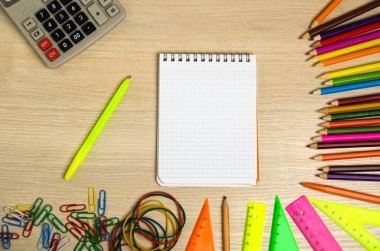 Okul malzemeleri (kurşun kalem, kalem, cetvel, üçgen) yazı tahtası üzerinde bac