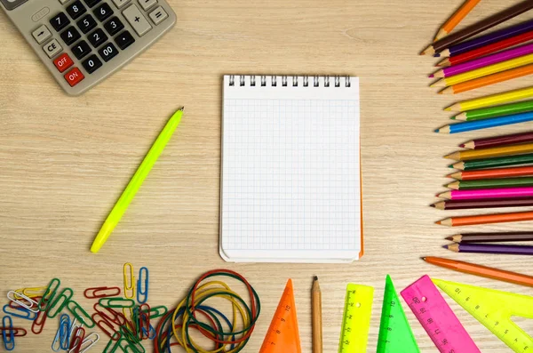 Okul malzemeleri (kurşun kalem, kalem, cetvel, üçgen) yazı tahtası üzerinde bac