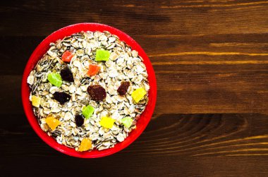 Yulaf ezmesi kuru meyve (çilek, üzüm, kivi, şeftali).