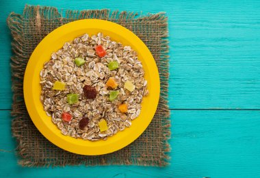 Yulaf ezmesi kuru meyve (çilek, üzüm, kivi, şeftali).