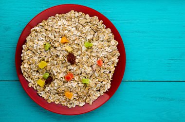 kuru meyve (çilek, üzüm, kivi, şeftali) ile müsli. m