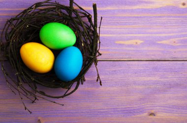  Paskalya yumurtaları ahşap arka plan üzerinde. Paskalya yumurtaları farklı co