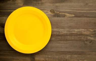  plaka ahşap background.yellow tabakta. plaka üstten görünüm. kopya