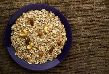 fındık fındık, müsli kaju fıstığı. müsli ahşap bir masa üzerinde. m