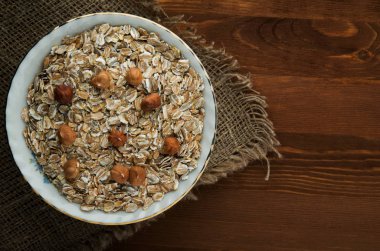  fındık fındık müsli. müsli ahşap bir masa üzerinde. müsli t