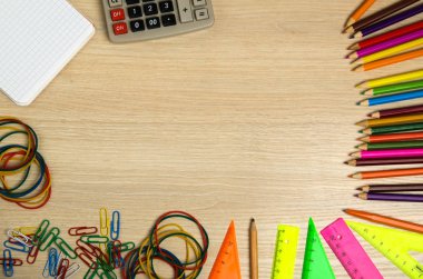 Okul malzemeleri (kurşun kalem, kalem, cetvel, üçgen) yazı tahtası üzerinde bac
