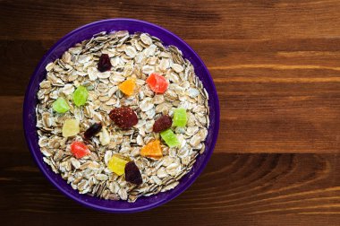  Yulaf ezmesi kuru meyve (çilek, üzüm, kivi, şeftali). 