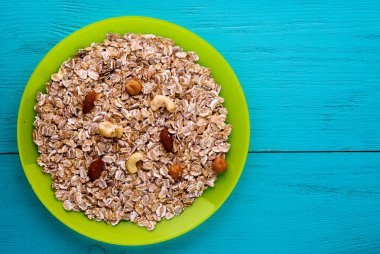  (fındık, badem, kaju) Fındıklı müsli. müsli bir woode üzerinde