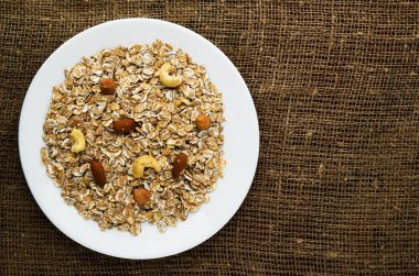  (fındık, badem, kaju) Fındıklı müsli. müsli bir woode üzerinde