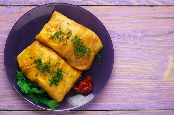 lahana bir plaka üzerinde rulo. Üstten Görünüm lahana rulo