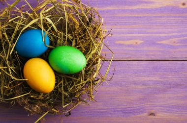  Paskalya yumurtaları ahşap arka plan üzerinde. Paskalya yumurtaları farklı co