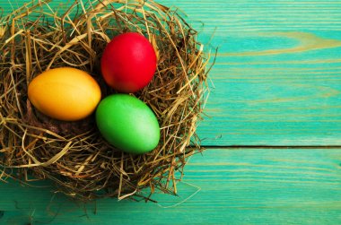  Paskalya yumurtaları ahşap arka plan üzerinde. Paskalya yumurtaları farklı co