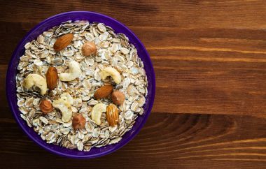  Fındık (fındık, kaju fıstığı, badem) yulaf ezmesi. Bir ahşap üzerine yulaf ezmesi