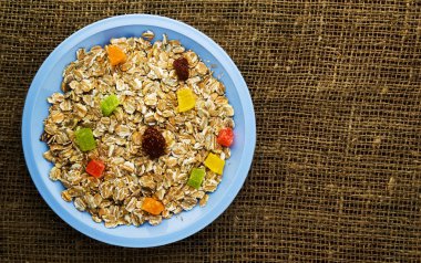  Yulaf ezmesi kuru meyve (çilek, üzüm, kivi, şeftali). EY