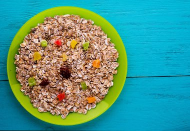  kuru meyve (çilek, üzüm, kivi, şeftali ile müsli). 