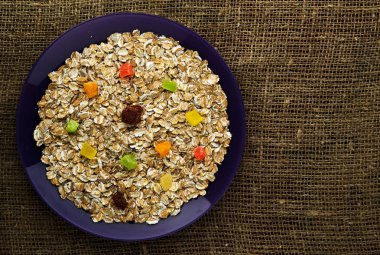  kuru meyve (çilek, üzüm, kivi, şeftali ile müsli). 