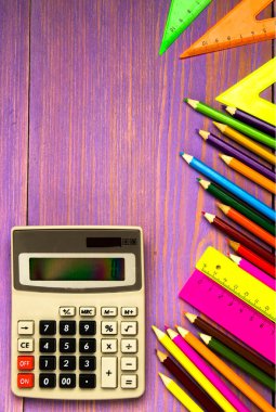 Okul malzemeleri (kurşun kalem, kalem, cetvel, üçgen) yazı tahtası üzerinde bac