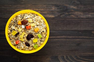  Yulaf ezmesi kuru meyve (çilek, üzüm, kivi, şeftali). 