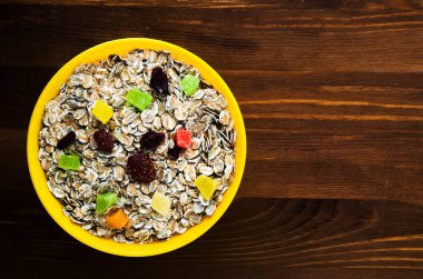   kuru meyve (çilek, üzüm, kivi, şeftali ile müsli). 