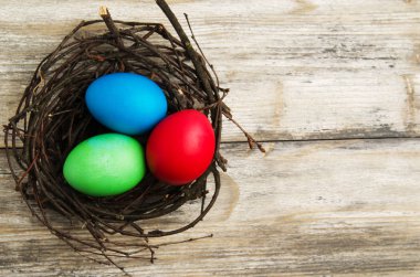  Paskalya yumurtaları ahşap arka plan üzerinde. Paskalya yumurtaları farklı co