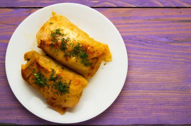 lahana bir plaka üzerinde rulo. Üstten Görünüm lahana rulo