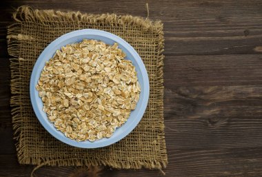   Ahşap bir masa üzerinde yulaf ezmesi. Yulaf ezmesi üstten görünüm. Sağlıklı gıda .