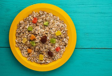    kuru meyve (çilek, üzüm, kivi, şeftali ile müsli).