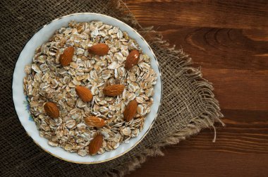 nutsalmond müsli. müsli ahşap bir masa üzerinde. müsli top vie