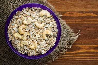  Fındık kaşu yulaf ezmesi. Ahşap bir masa üzerinde yulaf ezmesi. Yulaf