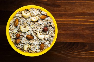  (fındık, kaju fıstığı, badem) Fındıklı müsli. bir ahşap üzerine müsli