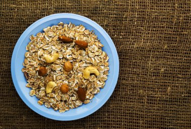  (fındık, kaju fıstığı, badem) Fındıklı müsli. bir ahşap üzerine müsli
