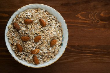 Fındık yulaf ezmesi. Ahşap bir masa üzerinde yulaf ezmesi. Yulaf ezmesi Üstten Görünüm. 