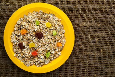   Yulaf ezmesi kuru meyve (çilek, üzüm, kivi, şeftali).