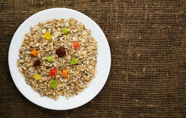     kuru meyve (çilek, üzüm, kivi, şeftali ile müsli)