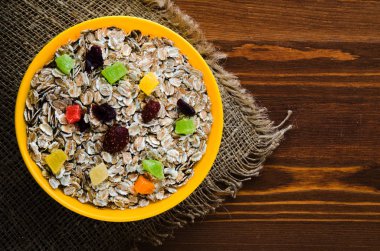    Yulaf ezmesi kuru meyve (çilek, üzüm, kivi, şeftali)