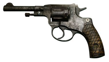 Beyaz arka plan üzerinde izole tabanca tabanca. Vintage tabanca rev