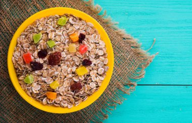      kuru meyve (çilek, üzüm, kivi, şeftali ile müsli