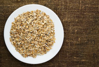   müsli ahşap bir masa üzerinde. müsli üstten görünüm. sağlıklı gıda .