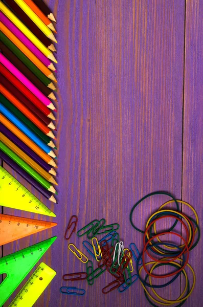 학 용품 (연필, 펜, 눈금자, 삼각형) 칠판에 bac — 스톡 사진