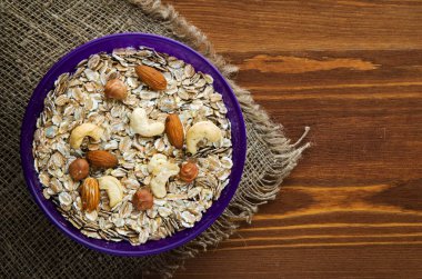 Fındık (fındık, kaju fıstığı, badem) yulaf ezmesi. Yulaf ezmesi bir wo üzerinde